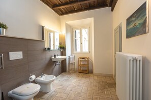 Shower, bidet, towels, soap - Rome Historical Apartment - Arco dei Banchi (Roma)
