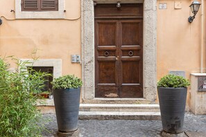 Exterior detail - Rome Historical Apartment - Arco dei Banchi (Roma)