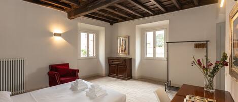 4 bedrooms, desk, iron/ironing board, travel cot