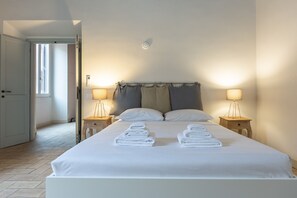 4 bedrooms, desk, iron/ironing board, travel cot
