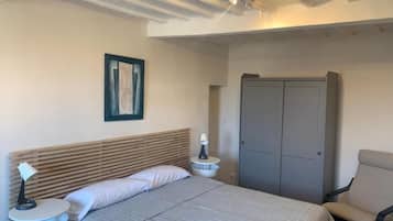 2 bedrooms, in-room safe, desk, blackout drapes