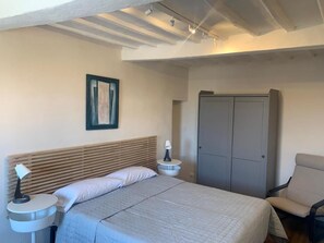 2 عدّة غرف نوم وخزنة داخل الغرفة وستائر تعتيم وتجهيزات عازلة للصوت