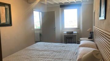 2 chambres, coffres-forts dans les chambres, bureau, rideaux occultants