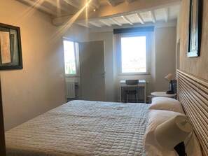 2 bedrooms, in-room safe, desk, blackout drapes - Top Floor - Franciosa (Siena)
