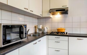 Fridge, microwave, stovetop, dishwasher - Beautiful home in Delden with sauna (Delden)