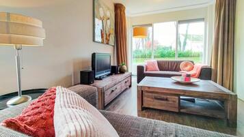 Tv, bordsfotboll och en stereo