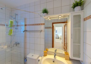 Shower, hair dryer, towels, soap - C2, en pequeño complejo con piscina comunitaria a 100m del mar (Charco del Palo)
