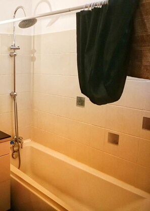 Badewanne, Haartrockner, Handtücher, Seife