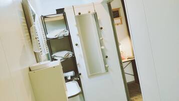 Klassieke tweepersoonskamer, uitzicht op tuin (La Dinotière.) | Badkamer