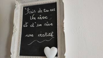 A chalkboard with a French message and a heart-shaped decoration.