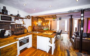 Refrigerador, microondas, horno y parrilla de estufa