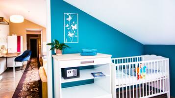 4 bedrooms, in-room safe, desk, iron/ironing board