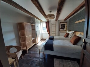 5 bedrooms, iron/ironing board, free WiFi, bed sheets