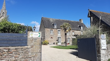 View of Le Manoir in the courtyard