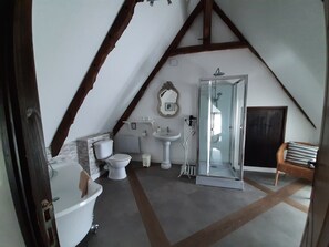 A bathroom with a bathtub, toilet, sink, and shower. - Large house, sleeps 12, shared pool. (Saint-Hélen)