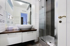 Shower, hair dryer, towels