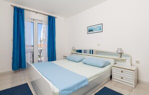 2 bedrooms, travel cot, free WiFi, bed sheets