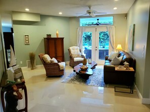 Smart TV, books - The Beach House Retreat • Resort-Style Pool & Coastal Elegance (Fort Pierce)