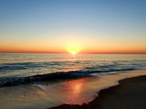 Beach nearby, sun loungers, beach towels - For The Price Of A Hotel, WHY NOT HAVE A LUXURIOUS, 4/2 POOL HOME??? (Fort Pierce)