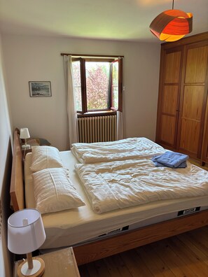 5 bedrooms, desk, iron/ironing board, free WiFi