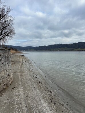 على الشاطئ، كراسي للتشمس