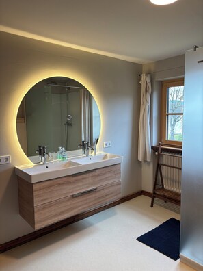 Combined shower/bathtub, hair dryer, towels, soap - Waterfront house with amazing views (Öhningen)
