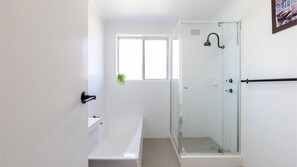 Bathtub - Veronica Court 1, 4 Weatherly Cl - Aircon (Nelson Bay)