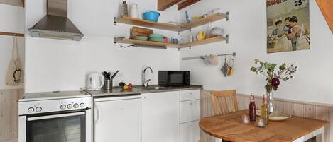 Fridge, stovetop, coffee/tea maker