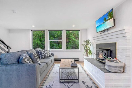 Cozy Chalet in Ocean Shores located within steps from the beach