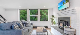 Cozy Chalet in Ocean Shores located within steps from the beach