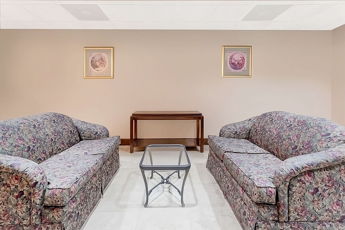 Photo 6 of Enjoy Your Weekend with Onsite Pool, Free Parking! Gorgeous Room