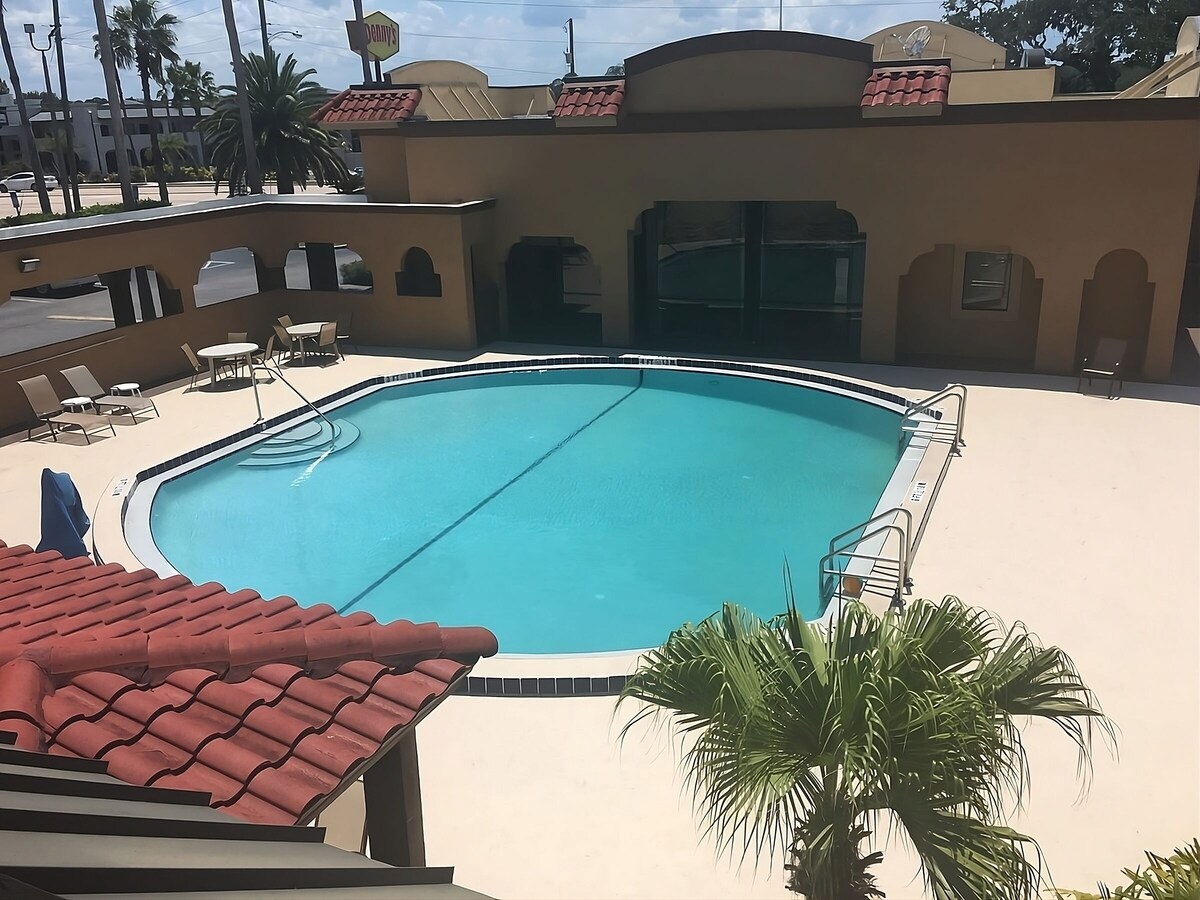 Photo 3 of Perfect spot to walk to the Historic District! 4 Spaces with Free Parking