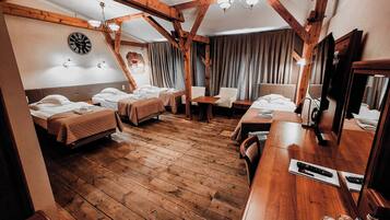 Comfort-Vierbettzimmer | Schreibtisch, laptopgeeigneter Arbeitsplatz, Verdunkelungsvorhänge