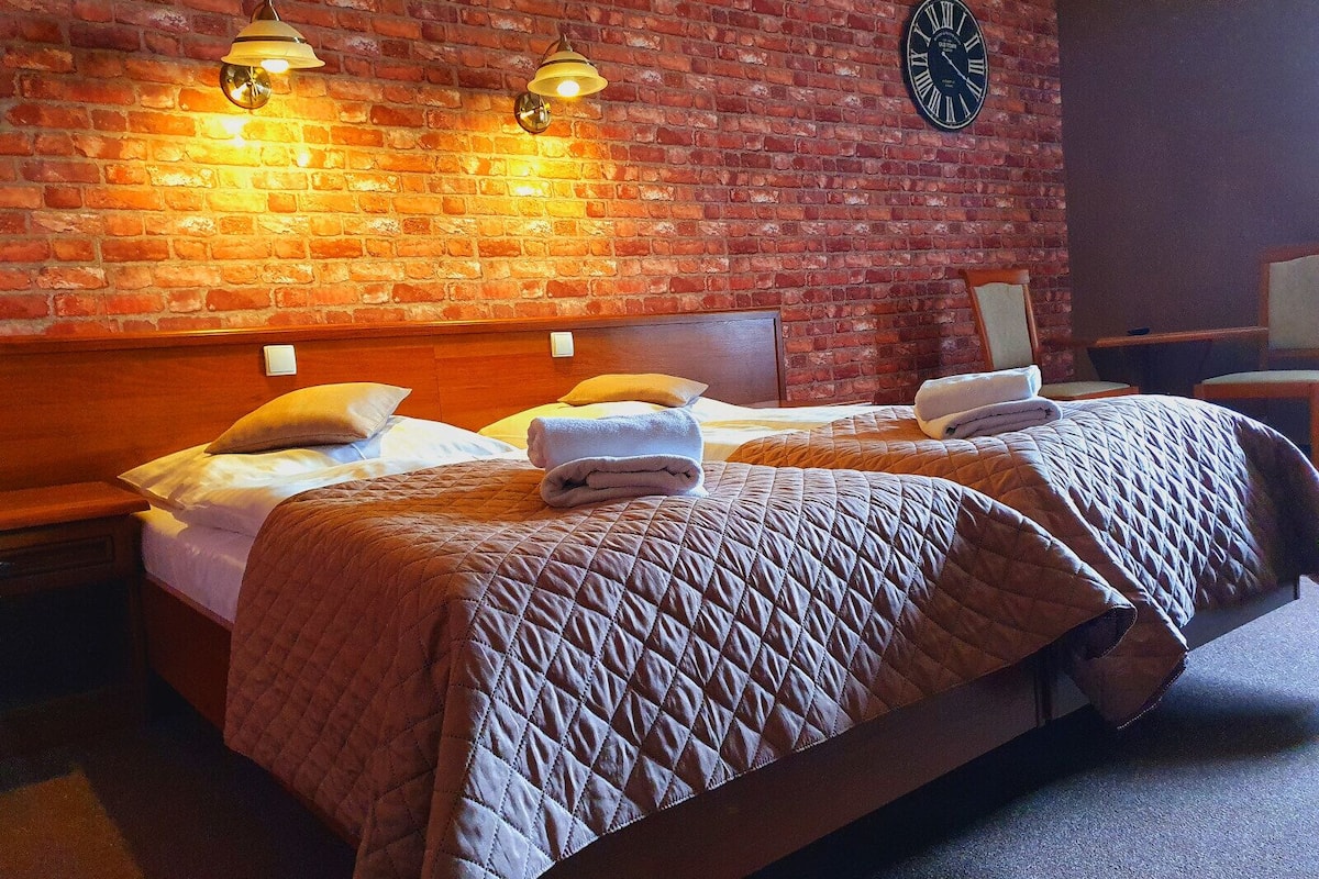 Quarto duplo standard | Escrivaninha, espaço de trabalho para notebook, cortinas blackout