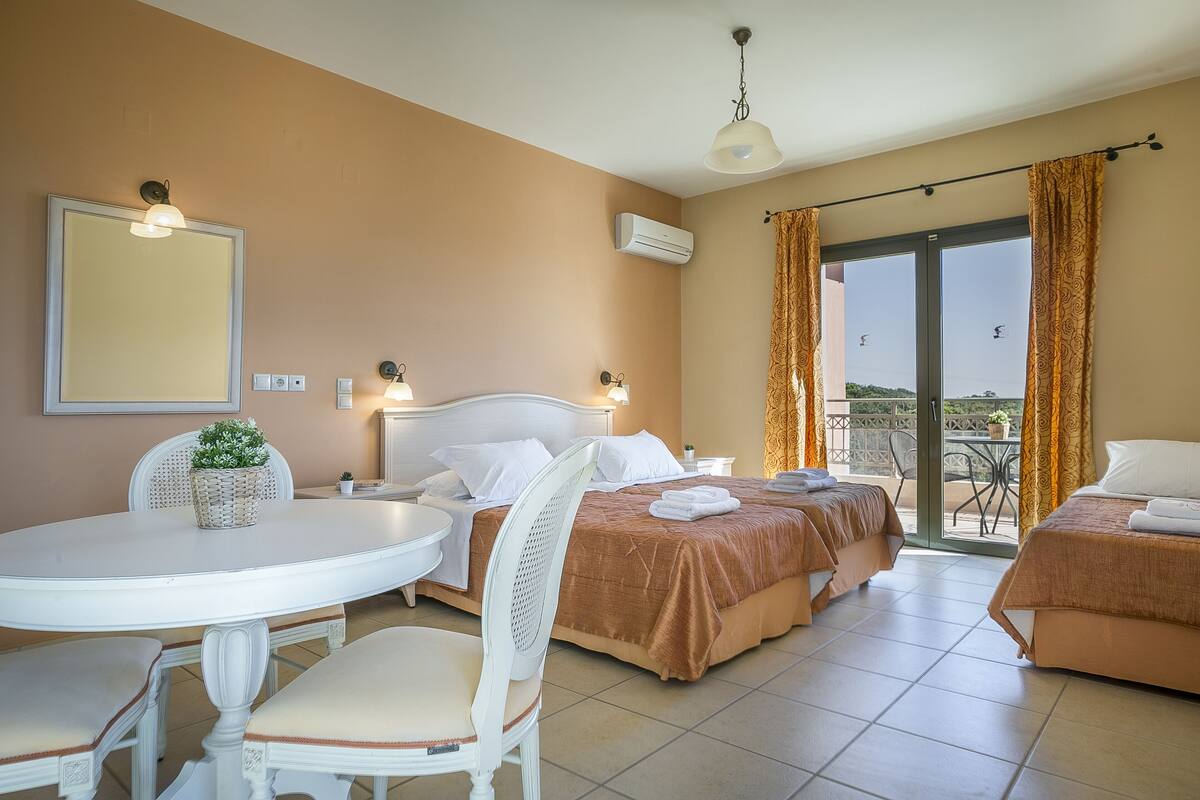 Classic Triple Room | In-room safe, iron/ironing board (on request), free WiFi