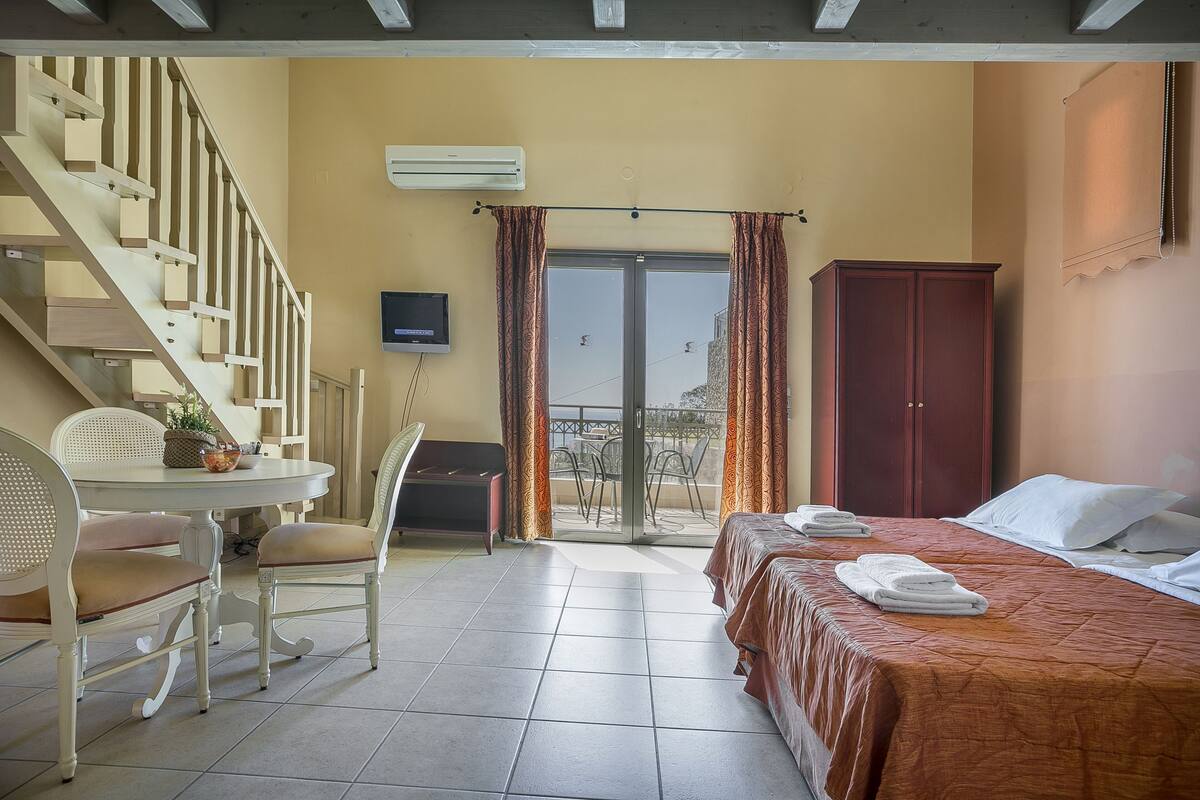 Family Studio Suite | In-room safe, iron/ironing board (on request), free WiFi