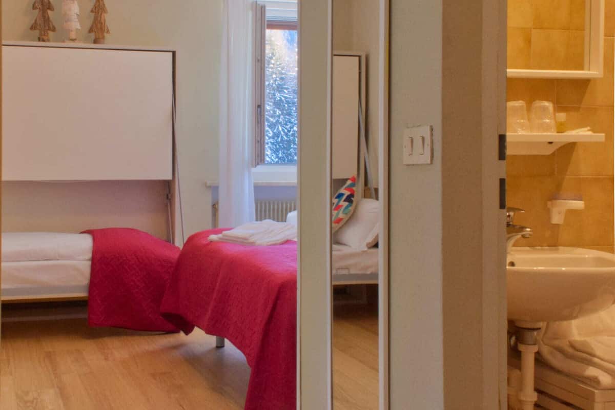 Camera Comfort con letto matrimoniale o 2 letti singoli | Una cassaforte in camera, insonorizzazione, Wi-Fi gratuito, lenzuola
