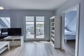 Standard-Apartment | Wohnbereich | 32-Zoll-Flachbildfernseher mit Kabelempfang, Fernseher