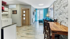 Un espacio habitable compacto con cocina, comedor y sala de estar.