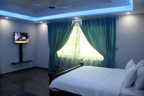 Quarto casal luxo | Wi-Fi de cortesia, roupa de cama