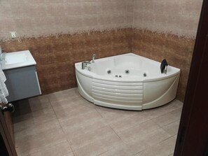 Bathroom - Pool And Park Hotel (Lahore)