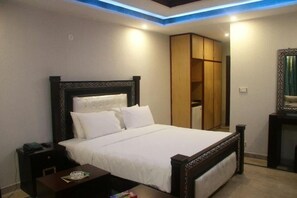 Free WiFi, bed sheets - Pool And Park Hotel (Lahore)