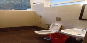 Deluxe Room | Bathroom | Shower, towels - Temple Tree Residence (Virudhunagar)