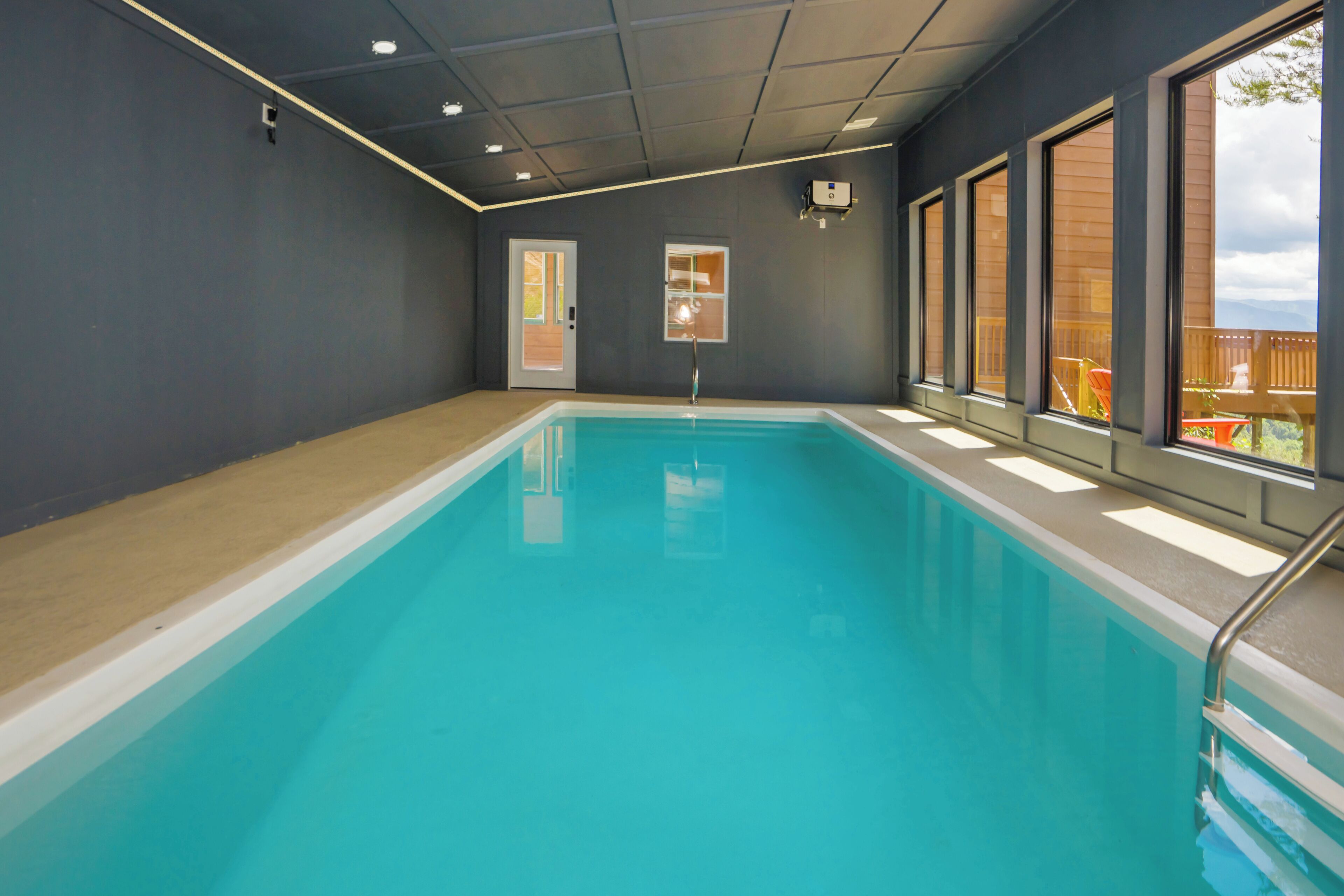 Piscina interior con vistas despejadas al exterior.