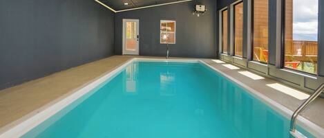Piscina interior con vistas despejadas al exterior.