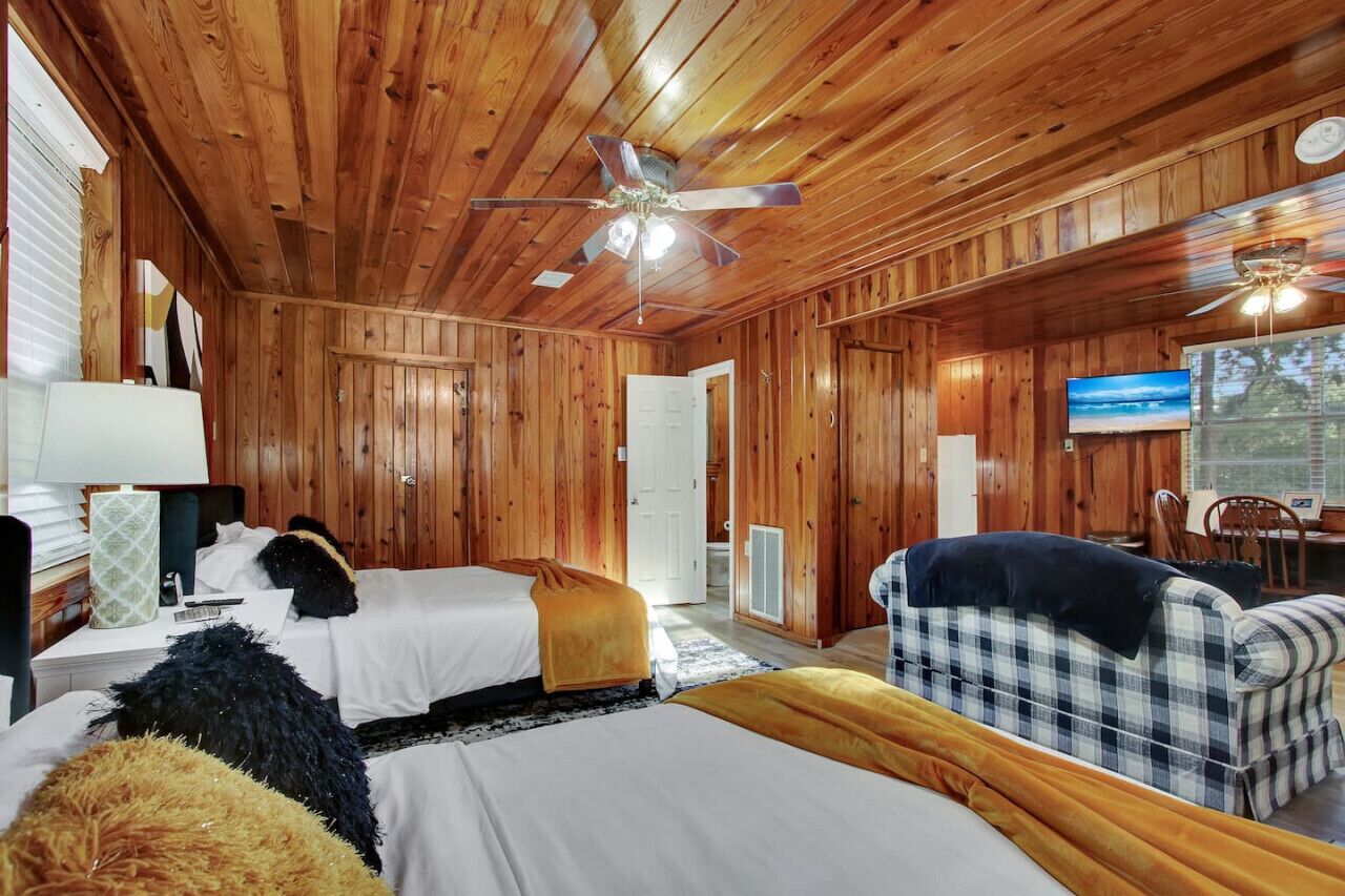 1 bedroom, desk, iron/ironing board, WiFi