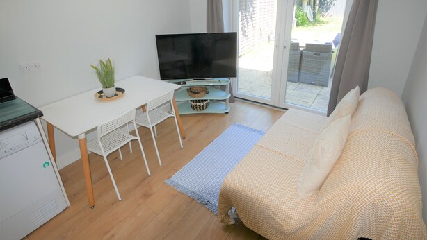 Living area - 1 Bedroom Flat with Garden Bournemouth Town Centre (Boscombe)