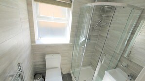 Bathroom - (TC-4) Sunny Studio Near Beach & Town Centre (Boscombe)