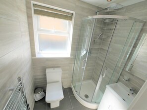 Douche, séchoir à cheveux, serviettes fournies, savon