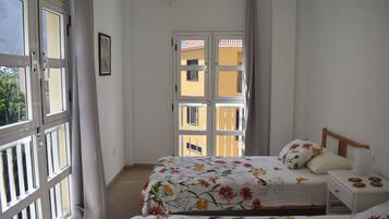 1 habitación, tabla de planchar con plancha, wifi gratis y ropa de cama